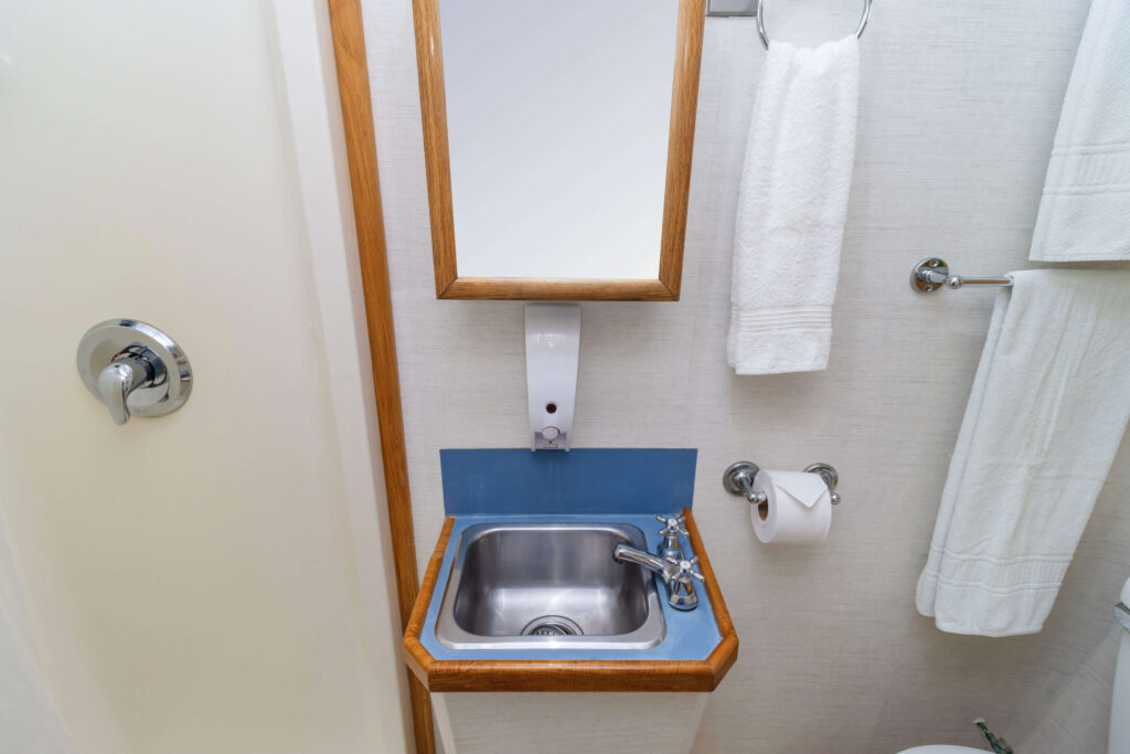 Cachalote Explorer bathroom